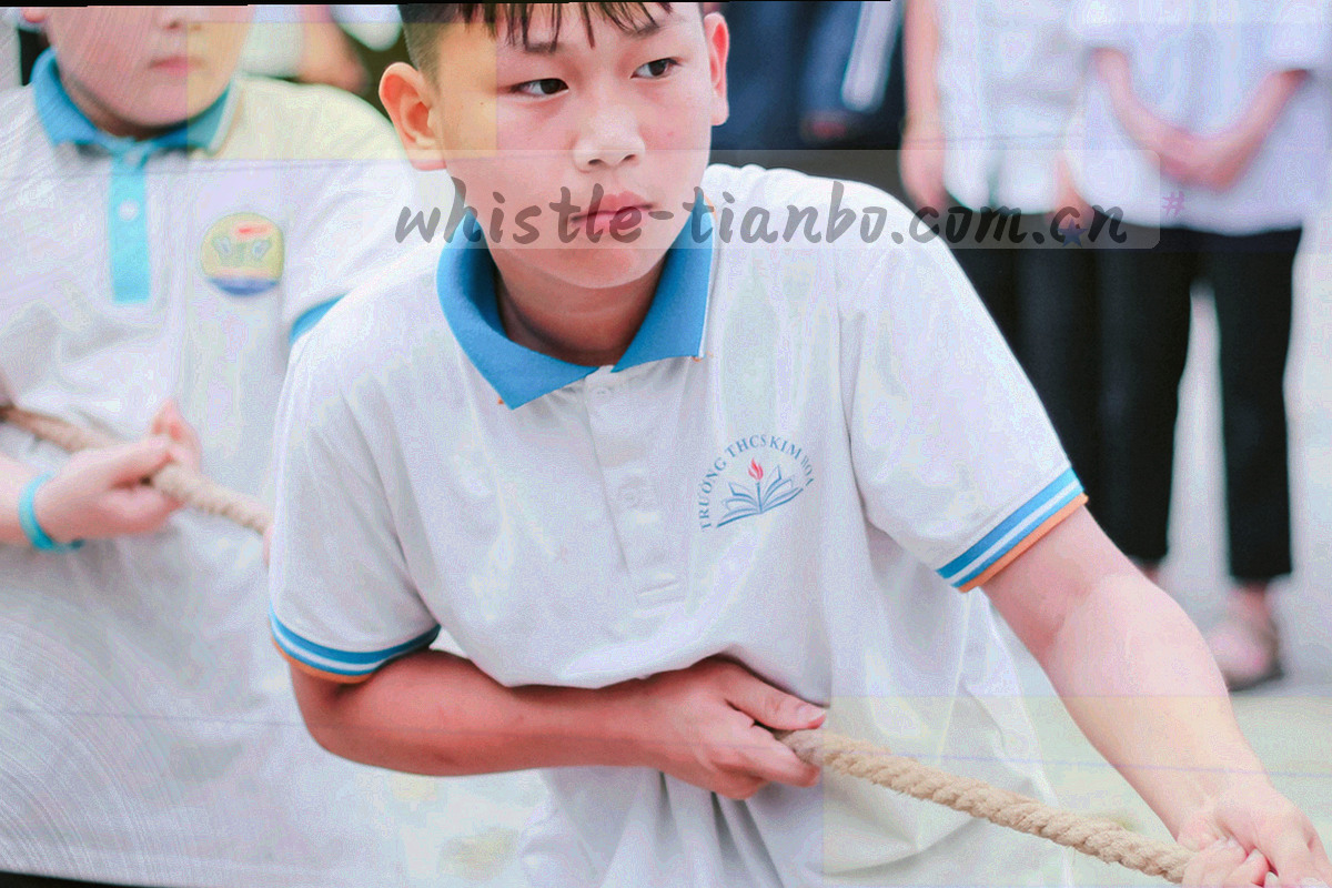 滨海体育中心入口与接待区局部，玻璃门内侧可见引导指示牌，建筑线条简洁